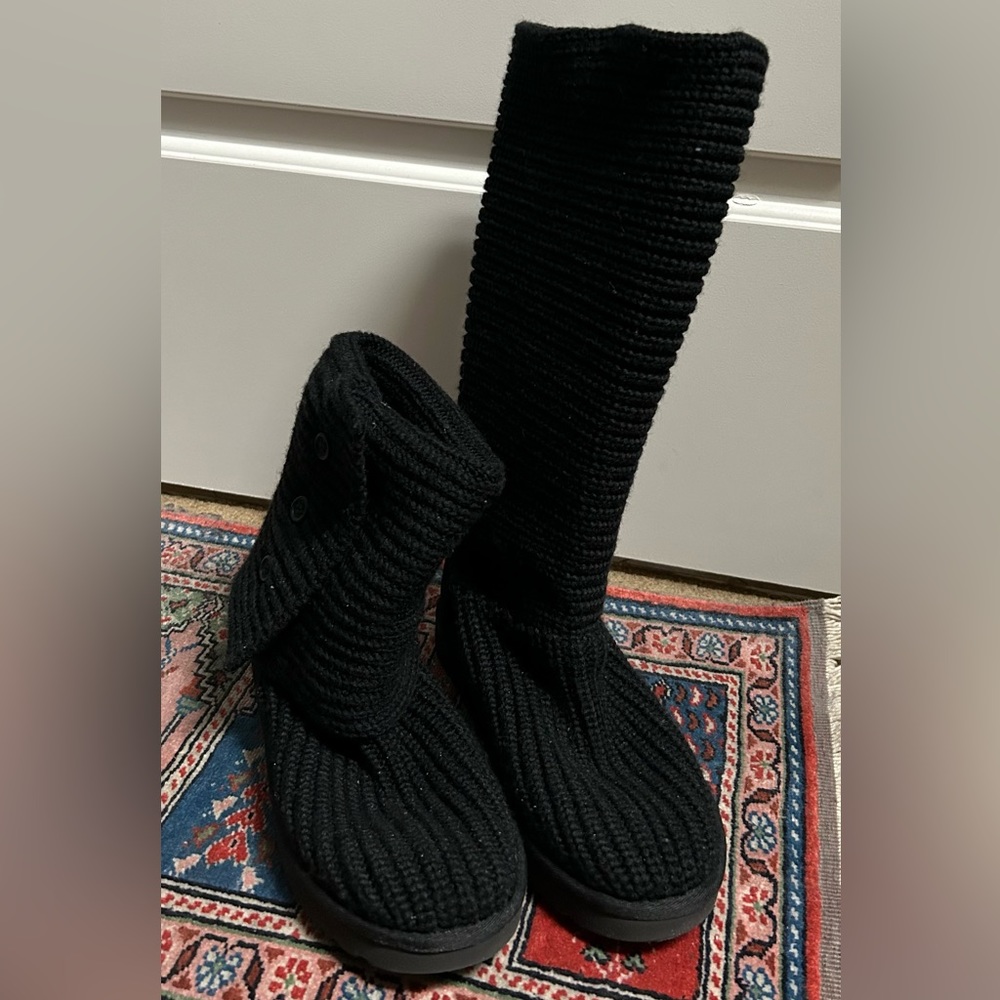 Uggs women’s classic sweater boots in black